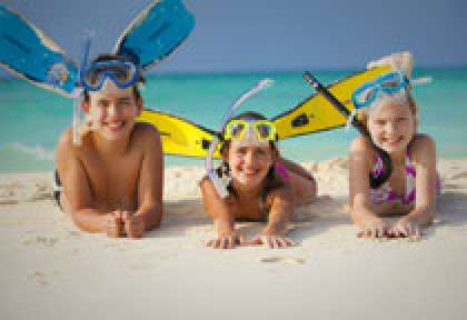 Enfants au bord de l’eau aux Maldives