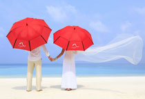 Couple sur la plage - Voyage de noces aux Maldives