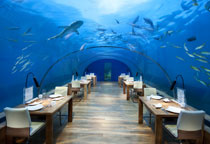Restaurant sous la mer aux Maldives