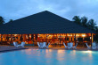 Maldives - Adaaran Select Meedhupparu - Piscine et bar