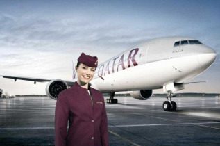 Qatar Airways - Hôtesse devant appareil