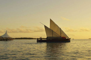 Maldives - Niyama Private Islands - Dhoni au coucher de soleil